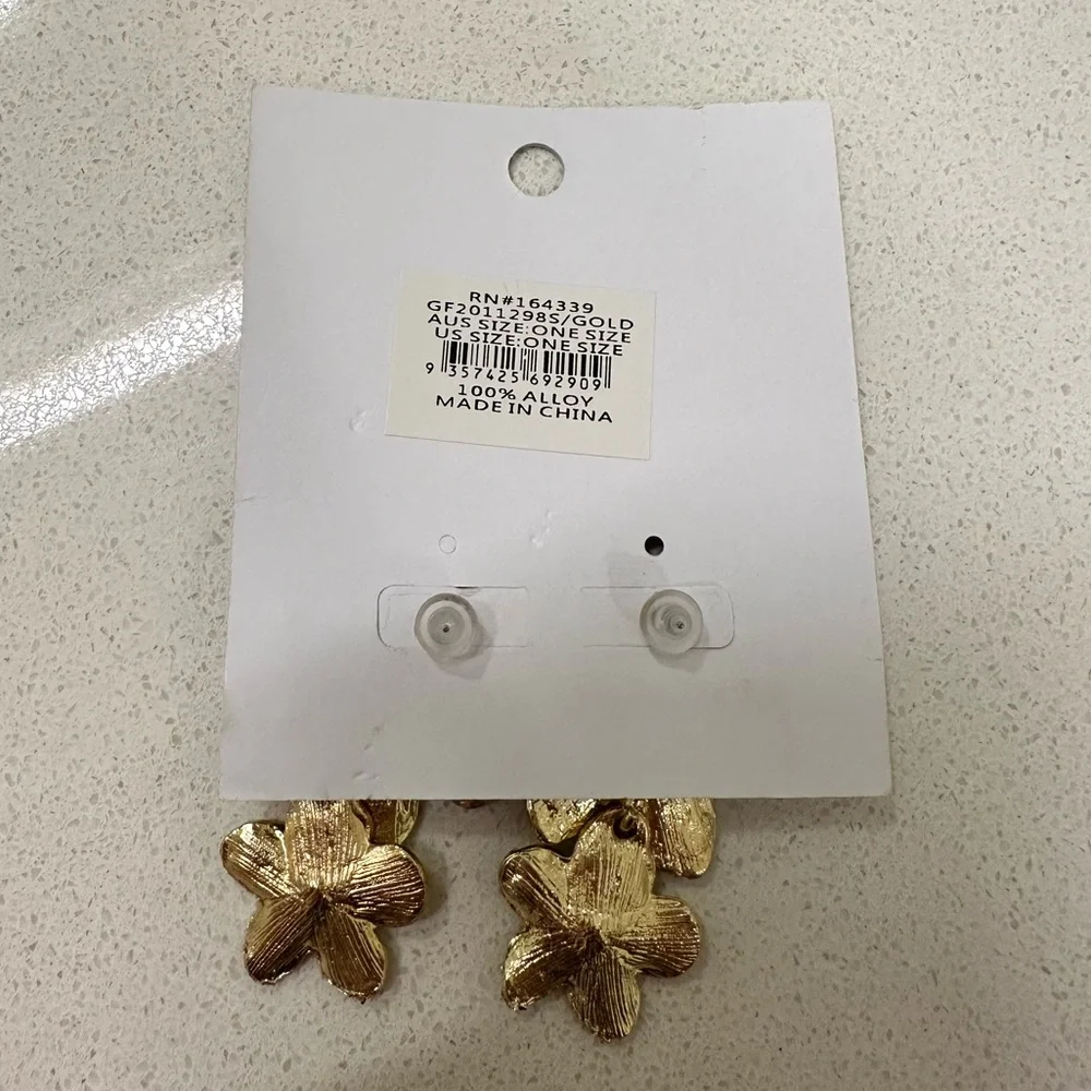 NWT Petal + Pup ‘Alexa Flower Earrings’ in Gold